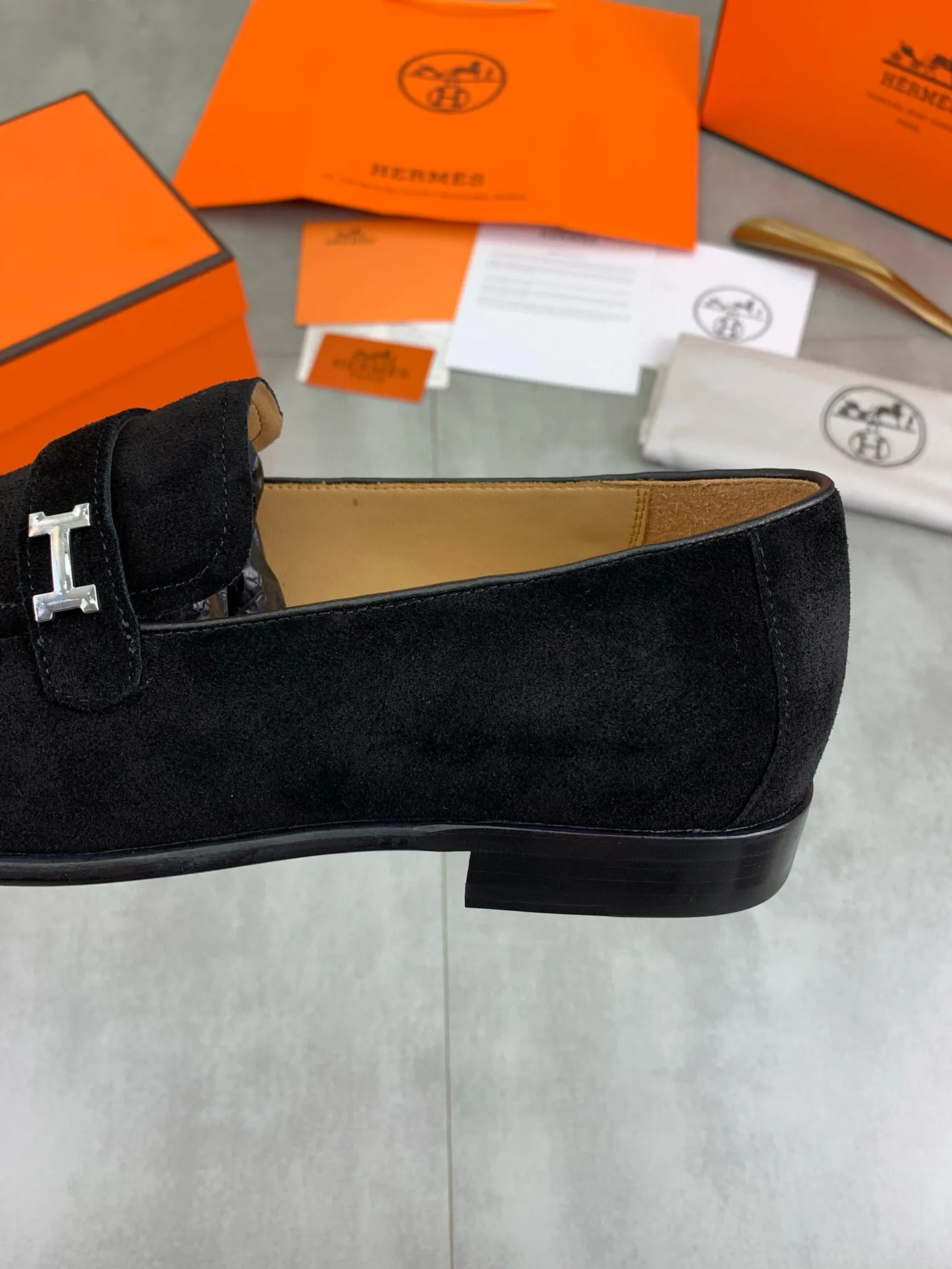 Factory price P960 💰Top version 💎💎💎 Original leather outsole Brand: Hermès (Hermès) Standard code: Men's size 39-44 (38, 45 can be customized) Grade: Same as the official website Original quality materials: Original soft calfskin Water-dyed cowhide lining Original Italian leather outsole Style categories: Men's fashion Formal casual leather shoes Slip-on men's shoes series Young fashion European and American trends, British style, colors: multiple options, counter packaging